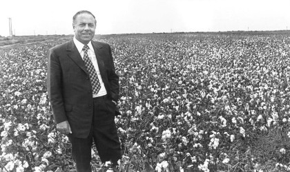 Ucar rayonunda Ulu Öndər Heydər Əliyevin anadan olmasının 102-ci ildönümü ilə əlaqədar abidəsi ziyarət edildi