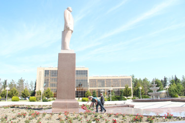Ucar rayonunda Ulu Öndər Heydər Əliyevin anadan olmasının 102-ci ildönümü ilə əlaqədar abidəsi ziyarət edildi