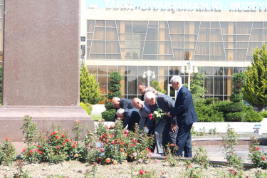 Ucar rayonunda Ulu Öndər Heydər Əliyevin anadan olmasının 103-cü ildönümü ilə əlaqədar abidəsi ziyarət olundu
