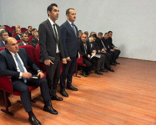 Ucar Rayon İcra Hakimiyyəti Başçısı Aparatında 2026-cı il ərzində birinci rübündə vətəndaşların qəbulu, təklif, ərizə və şikayət məktublarına baxılması, səyyarı qəbullarda qaldırılan problemlərin icrası sahəsində görülmüş işlərə həsr olunmuş Şura iclası keçirilmişdir