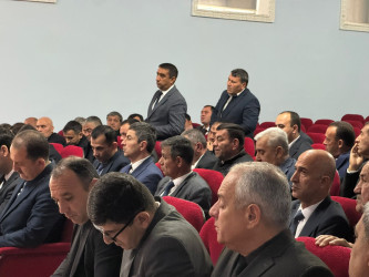 Ucar Rayon İcra Hakimiyyəti Başçısı Aparatında 2026-cı il ərzində birinci rübündə vətəndaşların qəbulu, təklif, ərizə və şikayət məktublarına baxılması, səyyarı qəbullarda qaldırılan problemlərin icrası sahəsində görülmüş işlərə həsr olunmuş Şura iclası keçirilmişdir