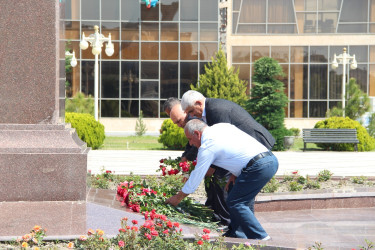 Ucar rayonunda Ulu Öndər Heydər Əliyevin anadan olmasının 102-ci ildönümü ilə əlaqədar abidəsi ziyarət edildi