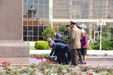 Ucar rayonunda Ulu Öndər Heydər Əliyevin anadan olmasının 102-ci ildönümü ilə əlaqədar abidəsi ziyarət edildi