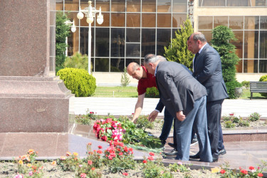 Ucar rayonunda Ulu Öndər Heydər Əliyevin anadan olmasının 102-ci ildönümü ilə əlaqədar abidəsi ziyarət edildi