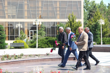 Ucar rayonunda Ulu Öndər Heydər Əliyevin anadan olmasının 102-ci ildönümü ilə əlaqədar abidəsi ziyarət edildi