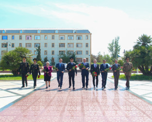 Ucar rayonunda Ulu Öndər Heydər Əliyevin anadan olmasının 102-ci ildönümü ilə əlaqədar abidəsi ziyarət edildi