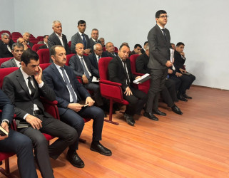 Ucar Rayon İcra Hakimiyyəti Başçısı Aparatında 2026-cı il ərzində birinci rübündə vətəndaşların qəbulu, təklif, ərizə və şikayət məktublarına baxılması, səyyarı qəbullarda qaldırılan problemlərin icrası sahəsində görülmüş işlərə həsr olunmuş Şura iclası keçirilmişdir