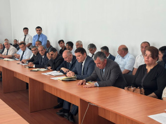 Ucar rayonunda Azərbaycan Respublikası Prezidentinin 2026-cı il 25 may tarixli Sərəncamı ilə təsdiq edilmiş “Azərbaycan Respublikasında kənd təsərrüfatı, balıqçılıq və akvakultura məhsullarının istehsalı və emalı sahələrinin inkişafına dair 2026−2030-cu illər üçün Dövlət Proqramı”nın müzakirəsi keçirilmişdir.